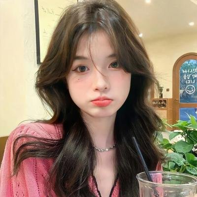 穿黄睡衣的女孩
